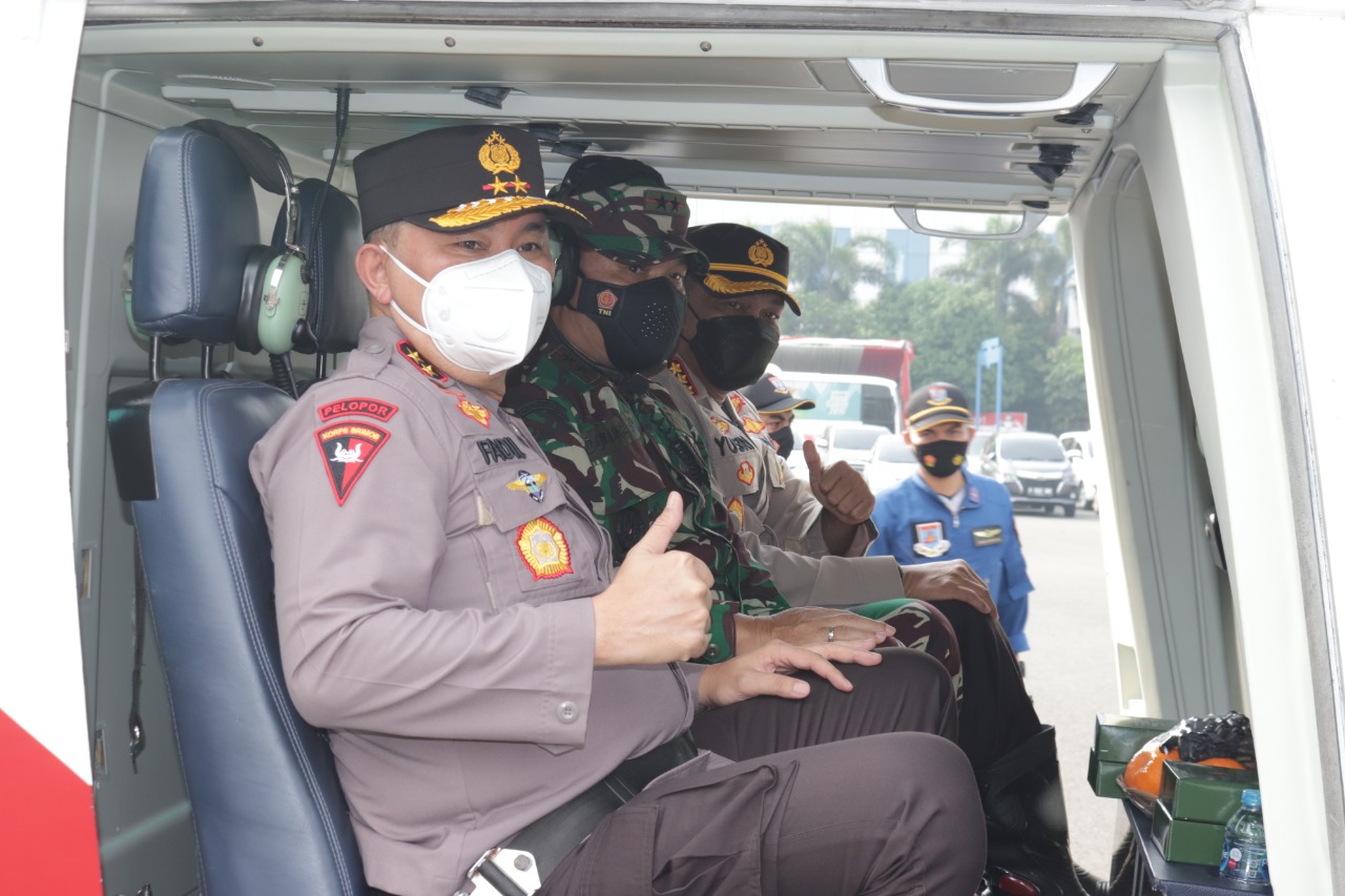 Kapolda bersama Kabid Humas Polda Metro Jaya dan Pangdam Jaya salurkan bantuan korban banjir di Kabupaten Bekasi menggunakan helikopter. (Foto: PMJ News/ Muslim). 