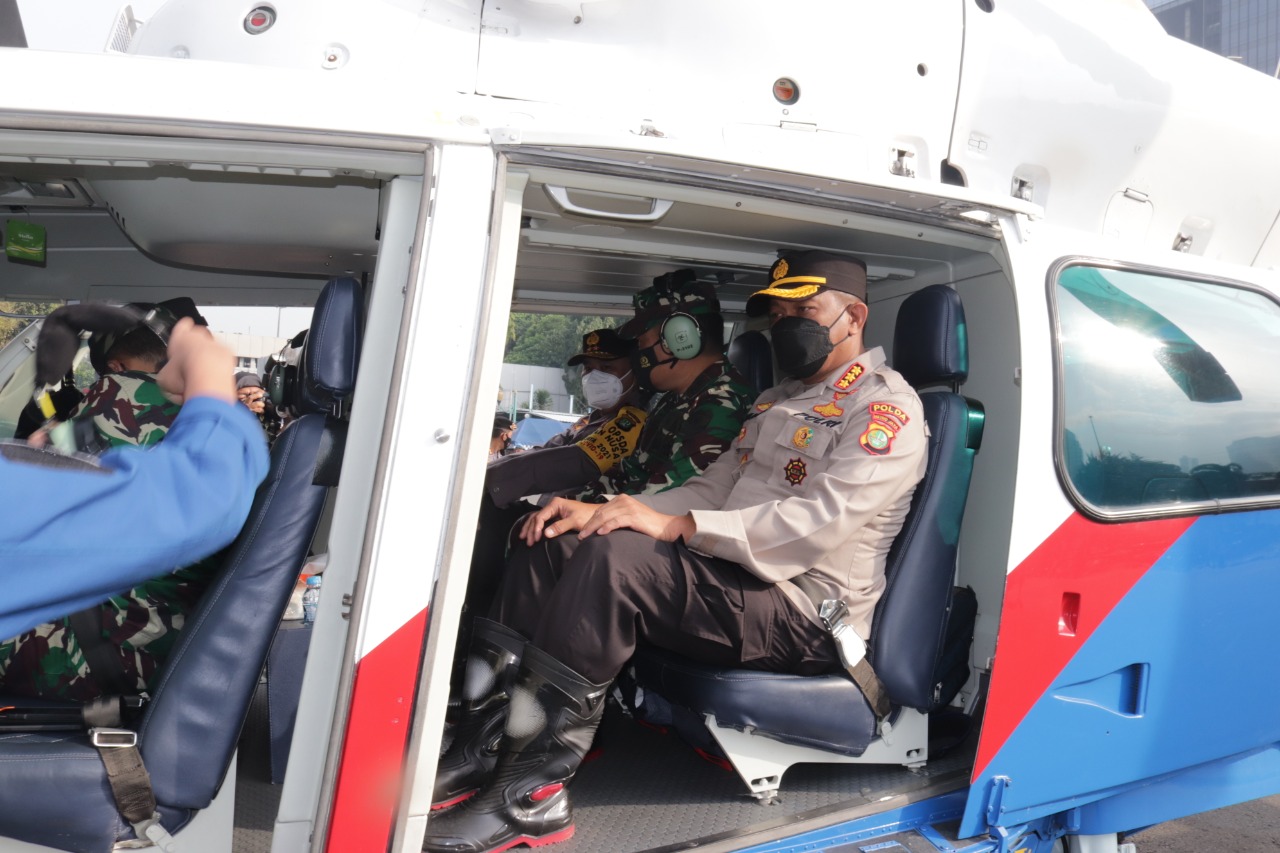 Kapolda bersama Kabid Humas Polda Metro Jaya dan Pangdam Jaya salurkan bantuan korban banjir di Kabupaten Bekasi menggunakan helikopter. (Foto: PMJ News/ Muslim). 