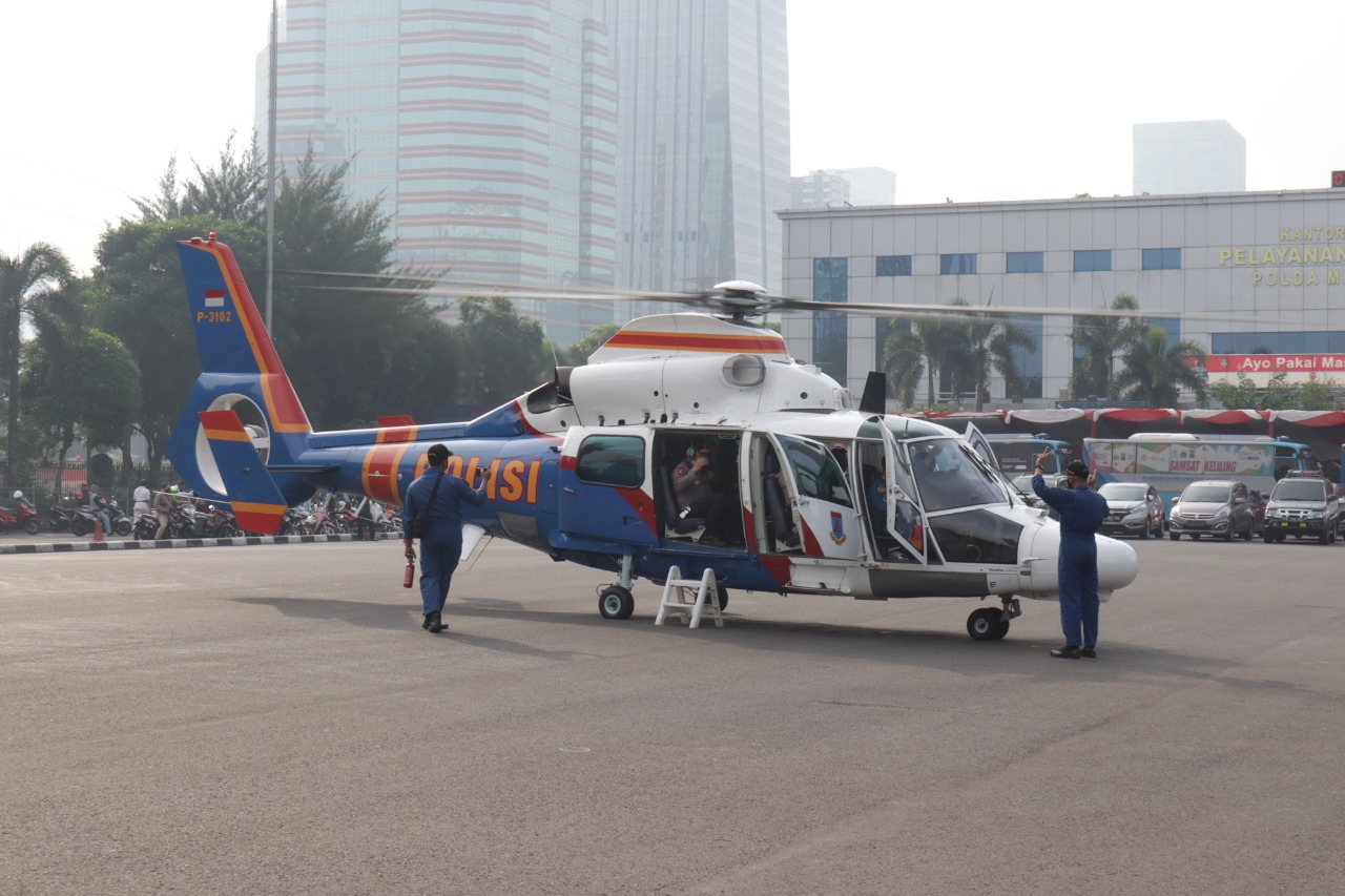 Kapolda bersama Kabid Humas Polda Metro Jaya dan Pangdam Jaya salurkan bantuan korban banjir di Kabupaten Bekasi menggunakan helikopter. (Foto: PMJ News/ Muslim). 