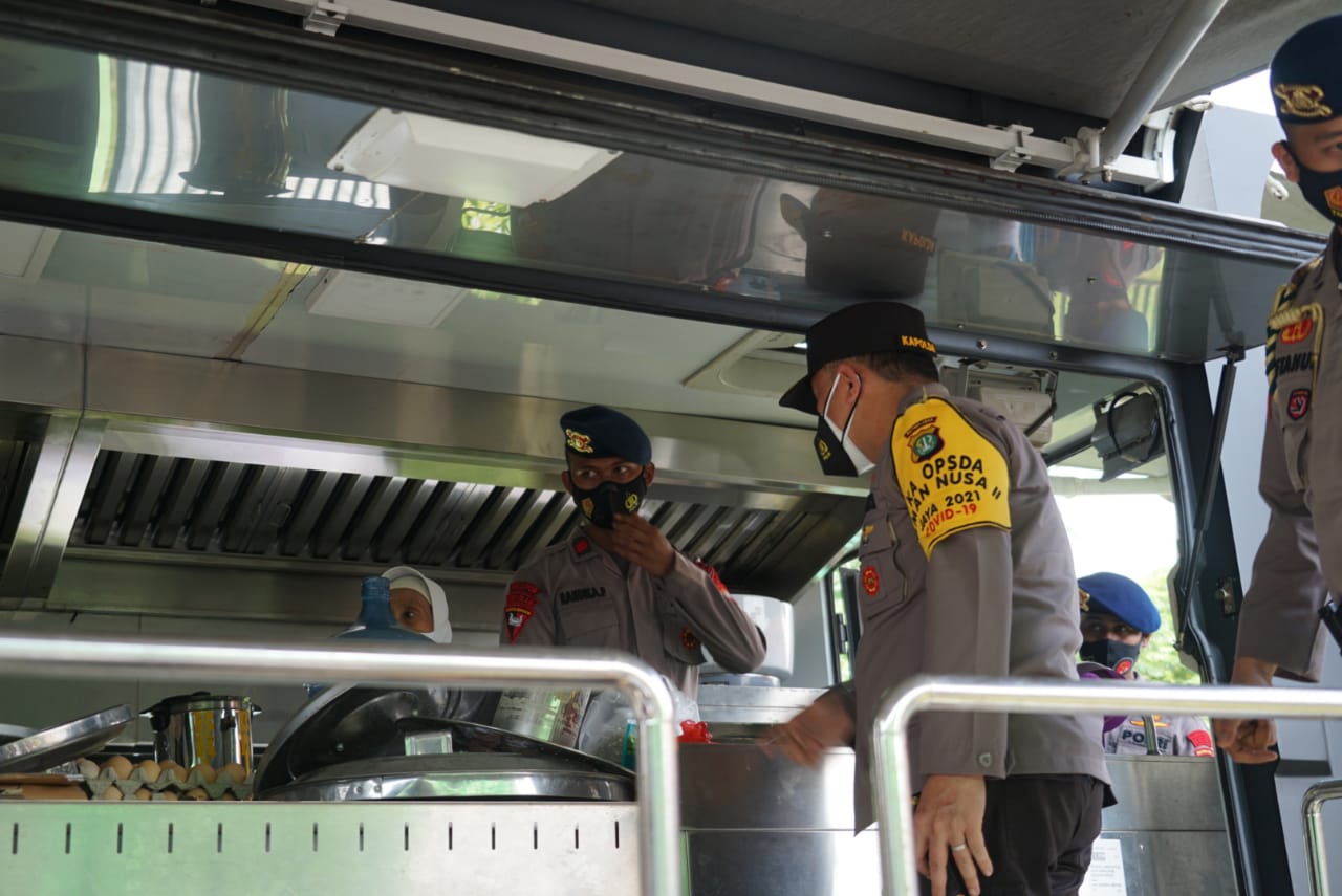 Kapolda Metro Jaya beserta jajaran Polda Metro mengecek langsung dapur umum di Kabupaten Bekasi. (Foto: PMJ News). 