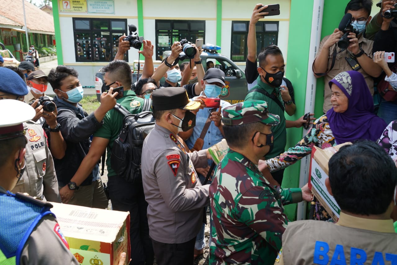 Pangdam bersama Kapolda Metro Jaya beserta jajarannya meninjau langsung korban banjir di Kabupaten Bekasi. (Foto: PMJ News). 