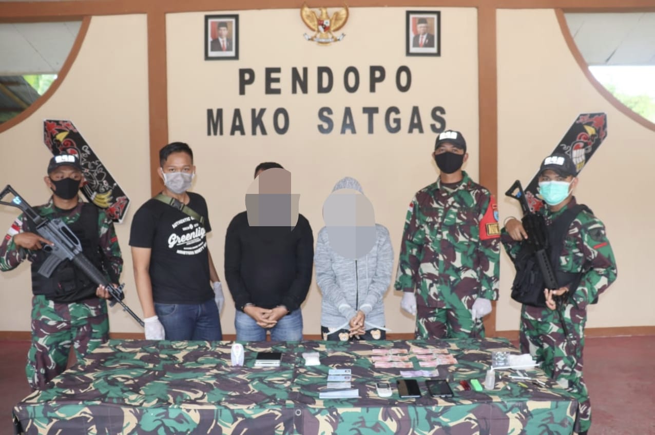 Satgas Pamtas Yonif 642/Kapuas Pos Koki Balai Karangan berhasil menangkap satu orang terduga pelaku pembawa satu paket narkoba. (Foto: PMJ News). 