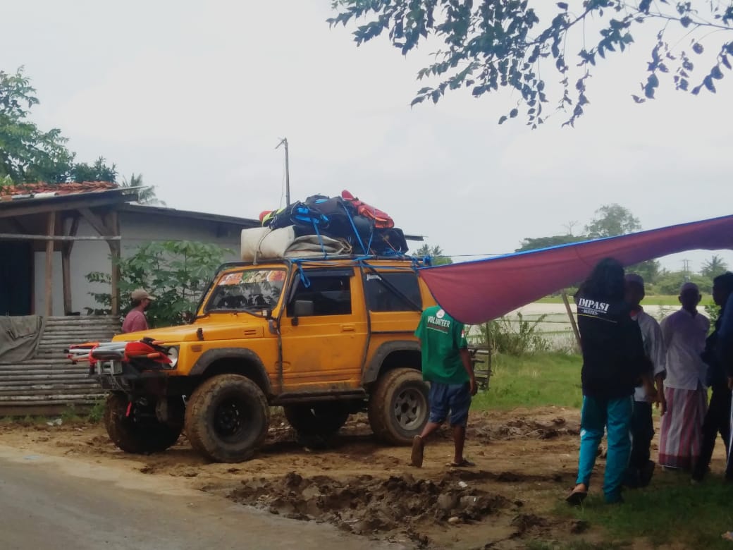 Tim Bekasi Arung Jeram bantu evakuasi warga. (Foto ; PMJ/Yen). 