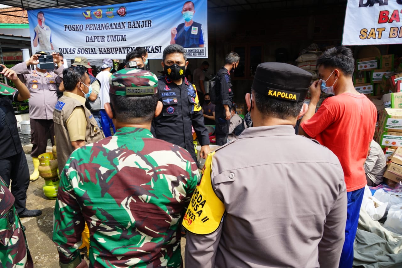 Pangdam Jaya dan Kapolda Metro Jaya meninjau langsung tanggul jebol di Kabupaten Bekasi. (Foto: PMJ News). 