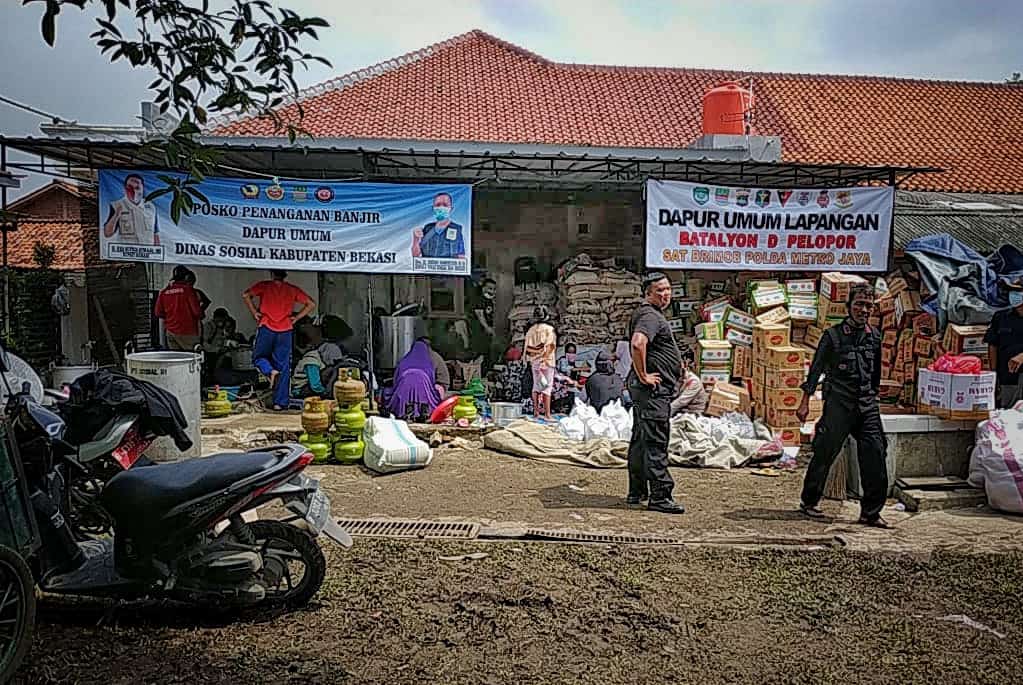 Penyaluran bansos untuk korban pengungsian Tanggul Sungai Citarum. (Foto: PMJ News). 