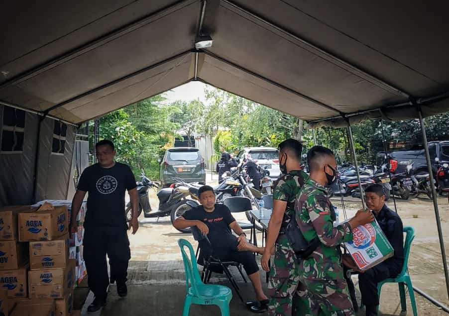 Penyaluran bansos untuk korban pengungsian Tanggul Sungai Citarum. (Foto: PMJ News).