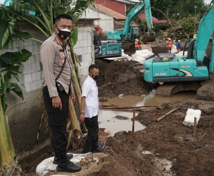 Kapolri Metro Bekasi Kombes Pol Hendra Gunawan meninjau pengerjaan perbaikan tanggul sungai Citarum. (Foto: Instagram Polrestro Bekasi).