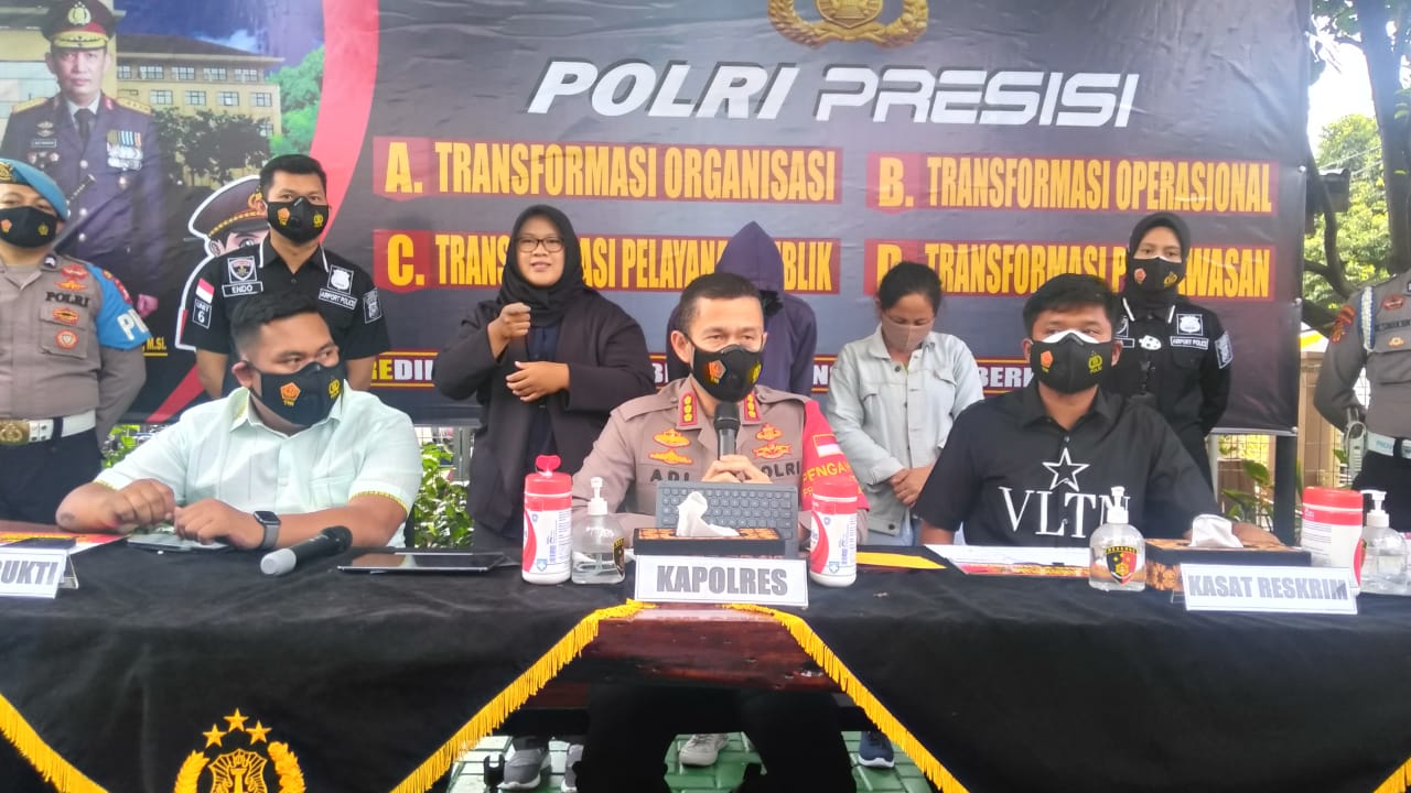 Keterangan Kapolresta Bandara Soetta Kombes Pol Adi Ferdian Saputra dan jajarannya. (Foto: PMJ News). 