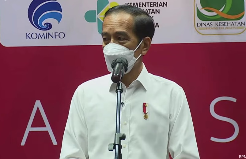 Presiden Jokowi meninjau vaksinasi massal bagi insan pers di Hall Basket Senayan Jakarta. (Foto: PMJ News/YouTube Setpres).