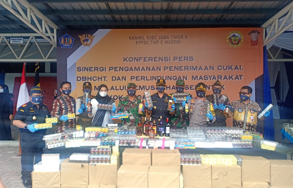 KPPBC TMP C Madiun menggelar kegiatan pemusnahan serentak barang milik negara hasil penindakan di bidang cukai. (Foto: Istimewa). 