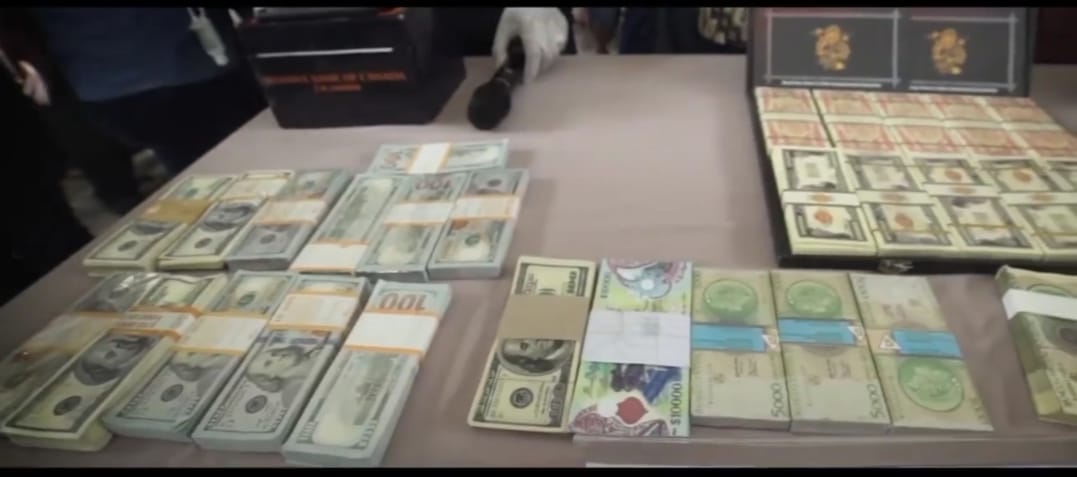Mata uang asing palsu yang diamankan polisi. (Foto: PMJ News). 
