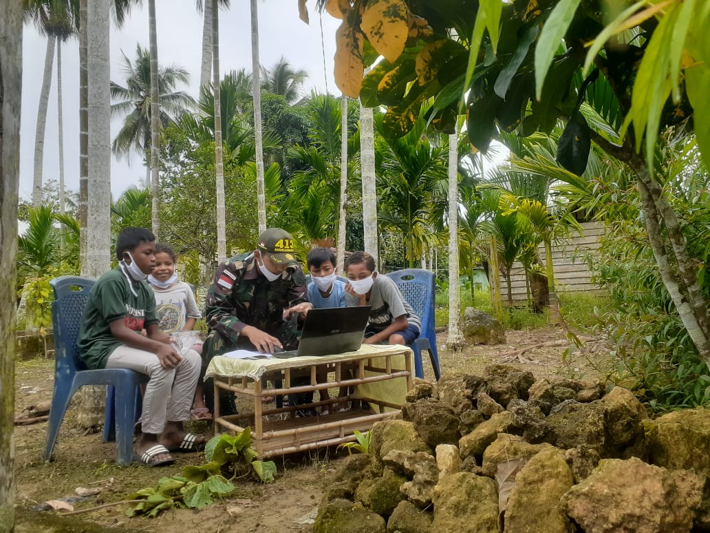 Personel TNI mengajarkan anak-anak Perbatasan Kampung Skouw Sae Distrik Muara Tami Kota Jayapura mengoperasionalkan komputer dengan menggunakan laptop. (Foto: PMJ News). 
