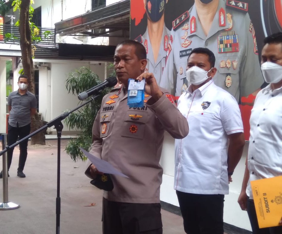 Kabid Humas Polda Metro Jaya tunjukkan oabat resep dokter untuk Millen. (Foto : PMJ/Yen). 