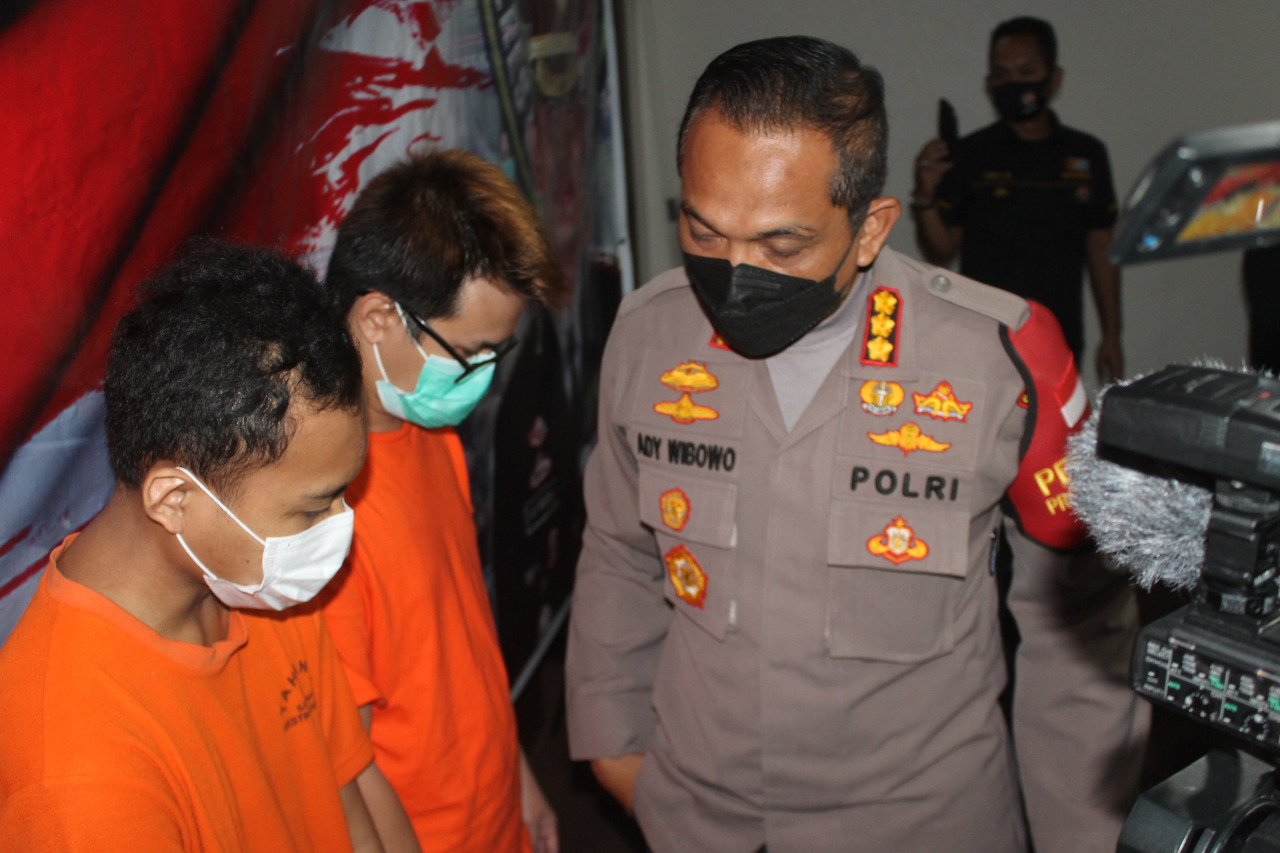 Dua tersangka tengah diwawancarai oleh Kapolres Jakbar Kombes Pol Ady Wibowo. (Foto: PMJ News)