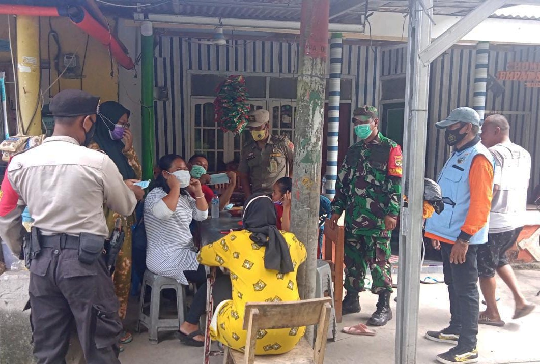 Tiga Pilar Kepulauan Seribu membagikan ribuan masker untuk masyarakat dan wisatawan. (Foto: PMJ News). 