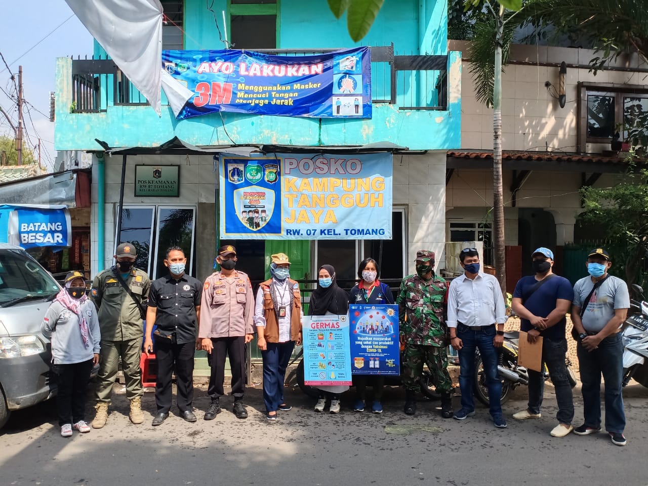 Personel gabungan lakukan penyuluhan vaksinasi di wilayah Tanjung Duren, Jakarta Barat. (Foto: PMJ News). 