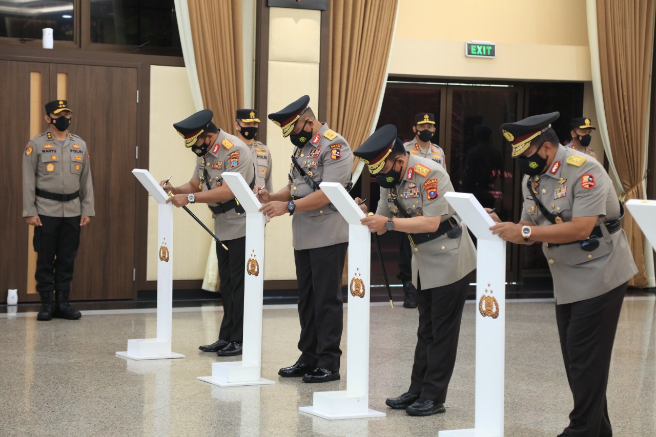 Empat Kapolda baru berikan tanda tangan. (Foto : Dok PMJ). 