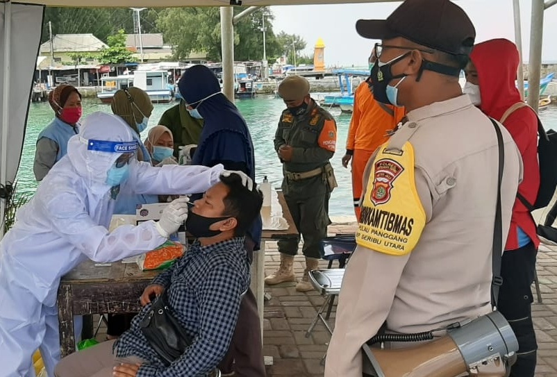 Kampung Tangguh Jaya yang ada di Kepulauan Seribu Utara terus melaksanakan kegiatan pencegahan penyebaran Covid-19. Salah satunya dengan program Rapid Test Antigen gratis. (Foto: PMJ News). 