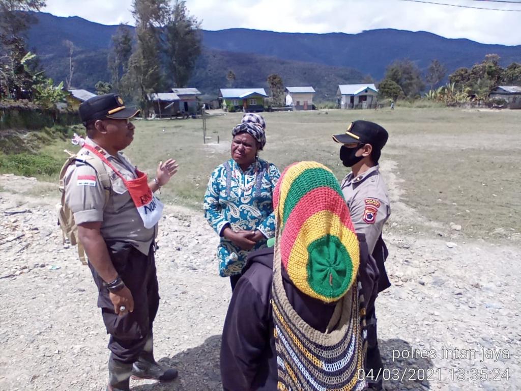TNI-Polri salurkan bantuan berupa bensin, snack, gula, kopi, teh, dan pinang untuk warga Papua. (Foto: PMJ News). 