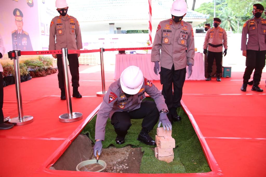 Kapolri Jenderal Listyo Sigit meletakkan batu pertama. (Foto ; Dok PMJ). 