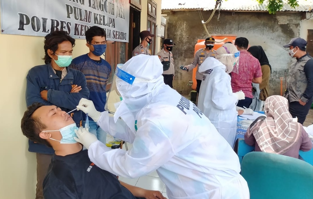 Polres Kepulauan Seribu bersama Tiga Pilar dan nakes berserta Tim Kampung Tangguh Jaya melakukan kegiatan rapid tes antigen gratis kepada semua penumpang kapal.