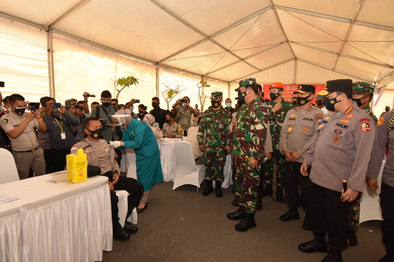 1.000 Prajurit TNI – Polri di wilayah Provinsi Kepulauan Riau (Kepri) menjalani Vaksin Covid–19 di Gedung Lancang Kuning Polda Kepri.