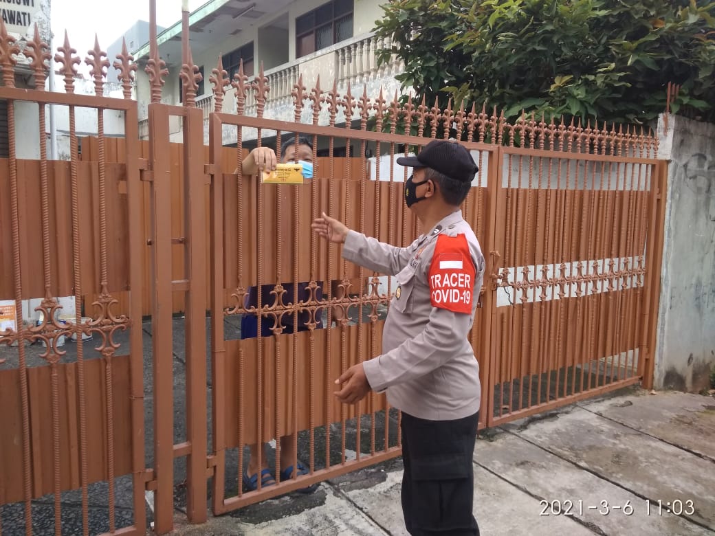 Jajaran Polsek Tanjung Duren salurkan bantuan vitamin dan beras untuk warga yang jalani isolasi Mandiri Covid-19. (Foto: Dok Net). 
