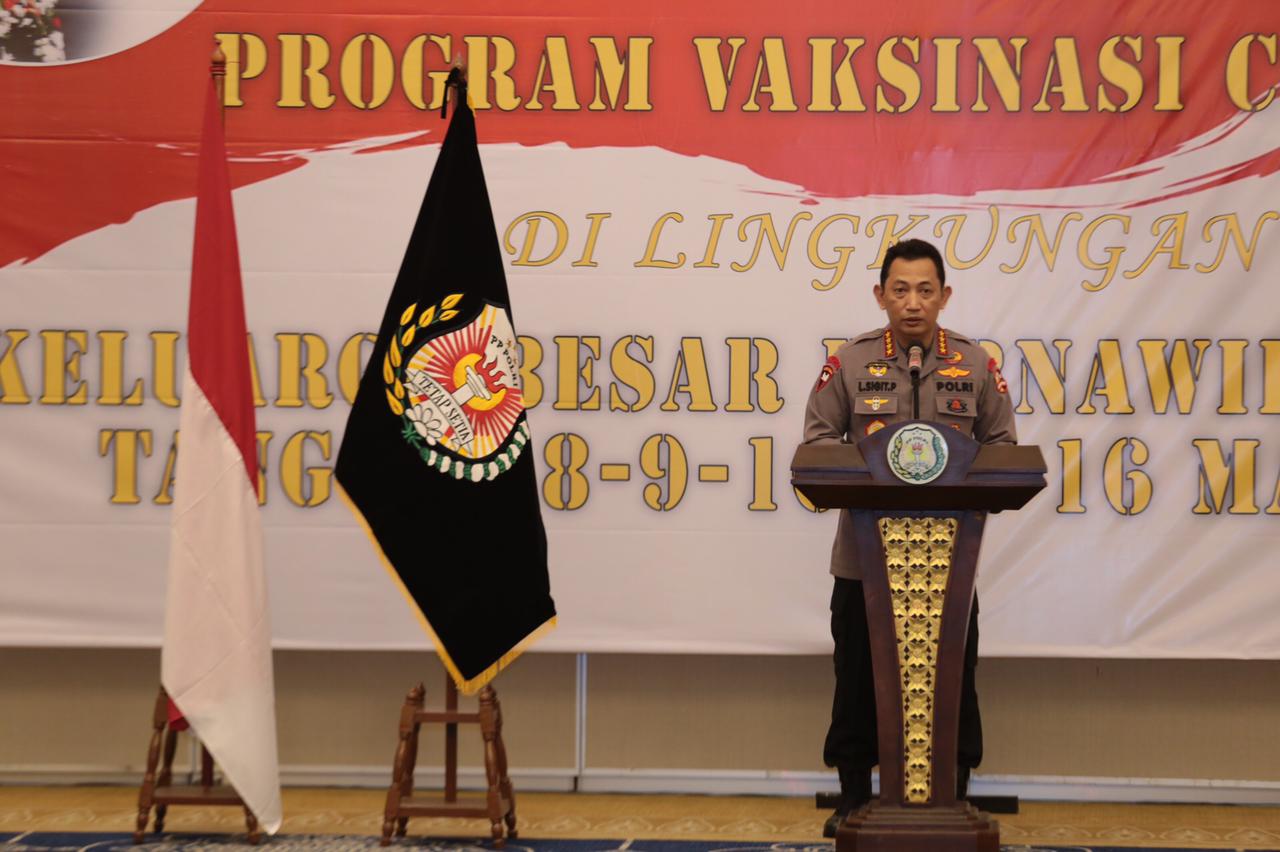 Kapolri Jenderal Polisi Listyo Sigit memberi sambutan di acara Program Vaksinasi Purnawirawan Polri di Mabes Polri, Jakarta. (Foto:PMJ News/TV Polri/Fajar)