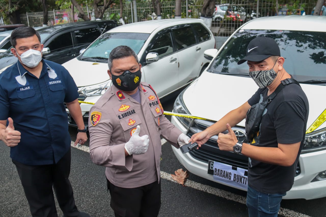 Mobil sewaan atau rental yang diamankan polisi. (Foto: PMJ News)