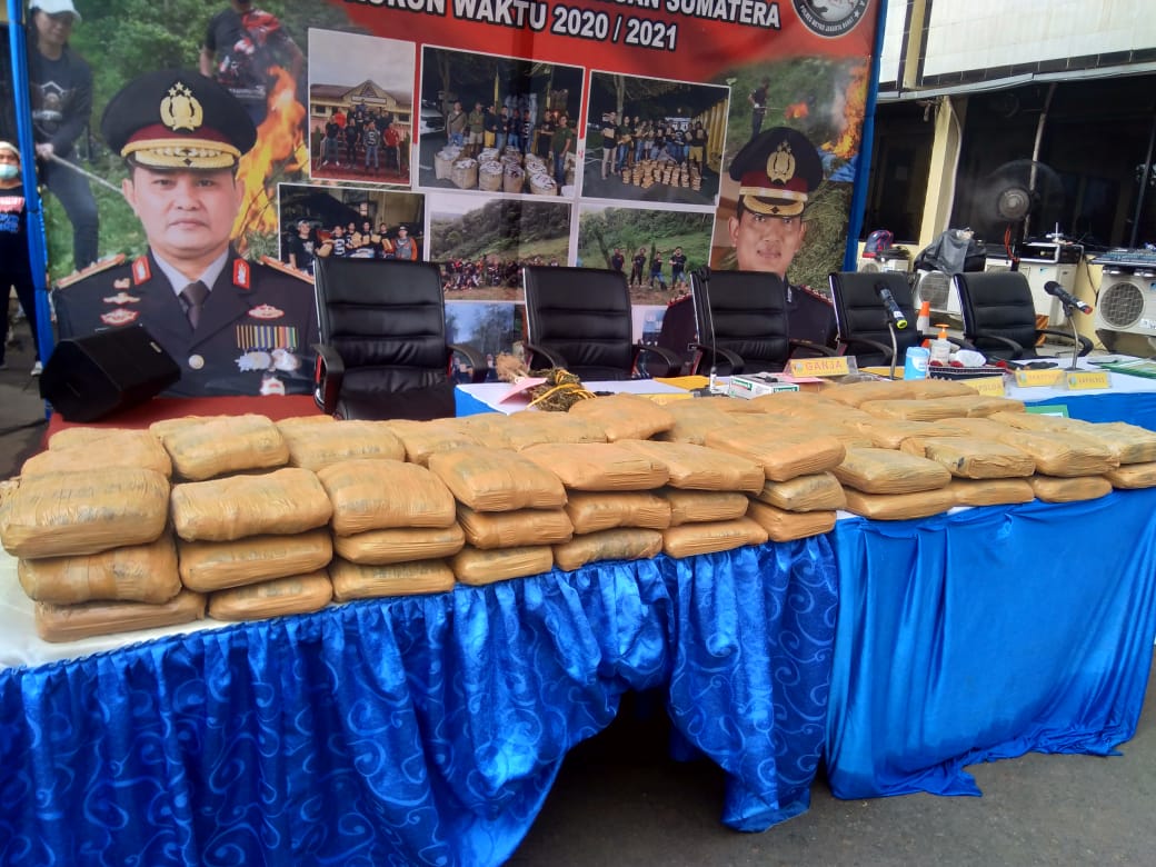 Barang bukti 144,5 ton ganja diamankan polisi. (Foto: PMJ News/ Yeni)