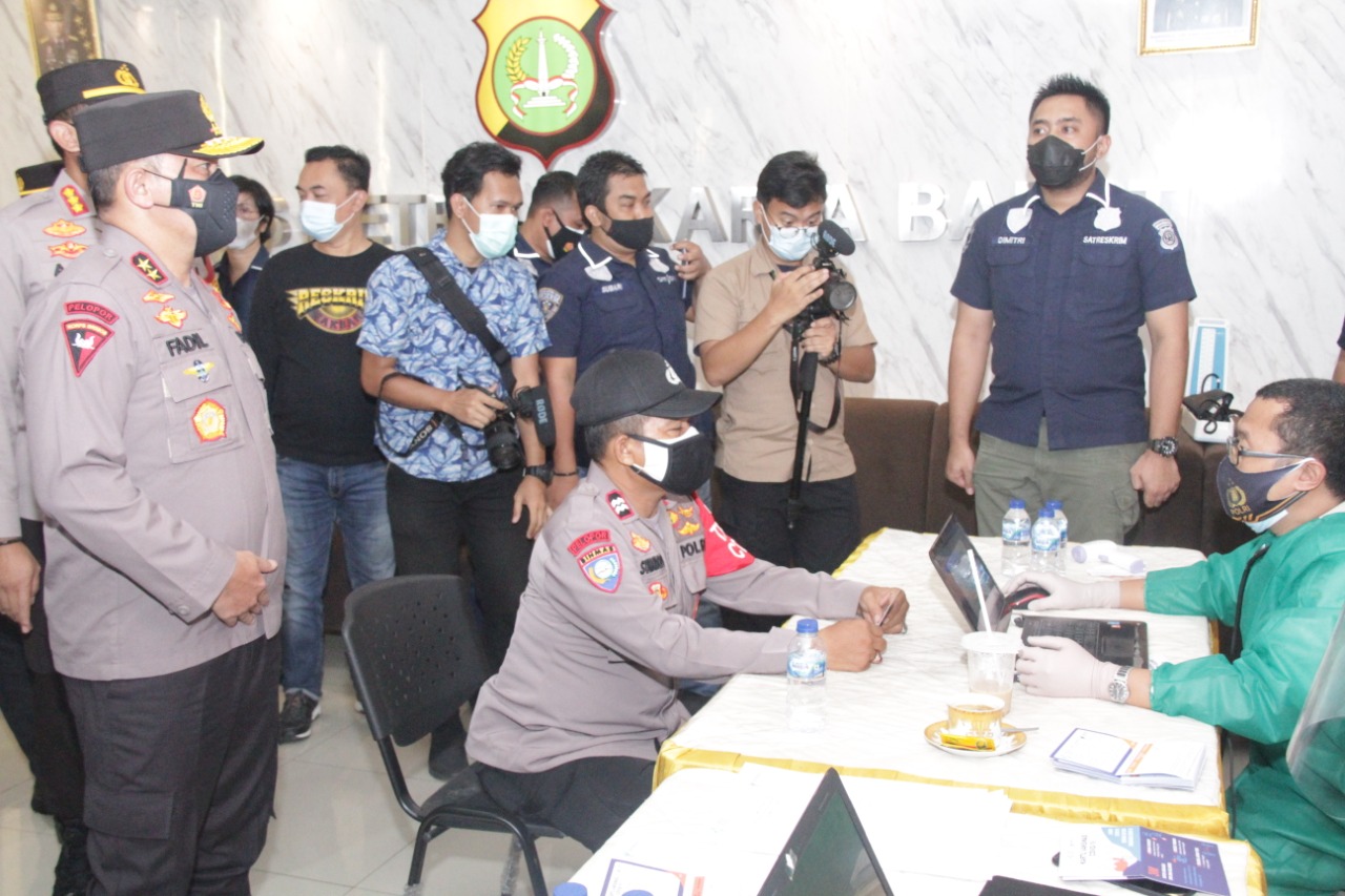 Kapolda Metro Jaya, Irjen Pol Fadil Imran melakukan kunjungan ke Polres Metro Jakarta Barat untuk mengecek kegiatan vaksin. 