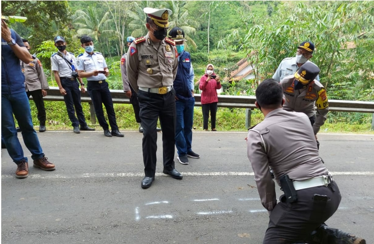 Olah TKP kecelakaan maut di Sumedang. (Foto: PMJ News). 
