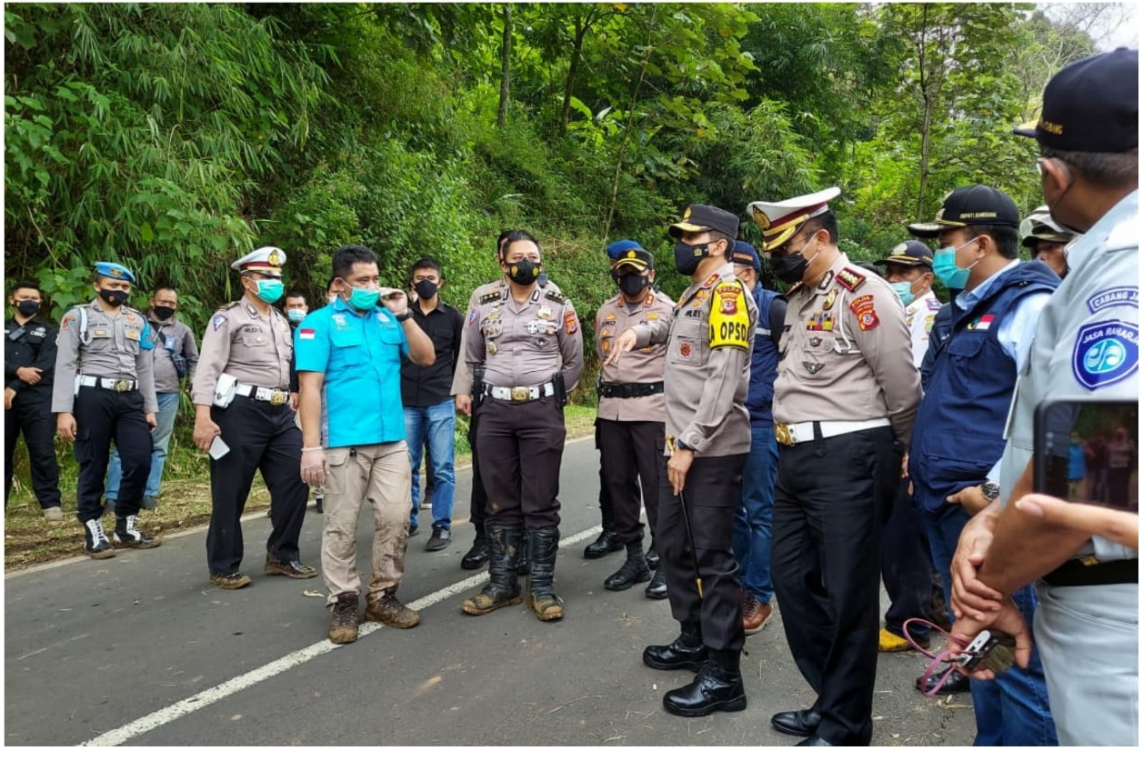 27 Korban Meninggal dan 39 Selamat, Polisi: Bus Proses Diangkat dari Jurang. (Foto: PMJ News). 