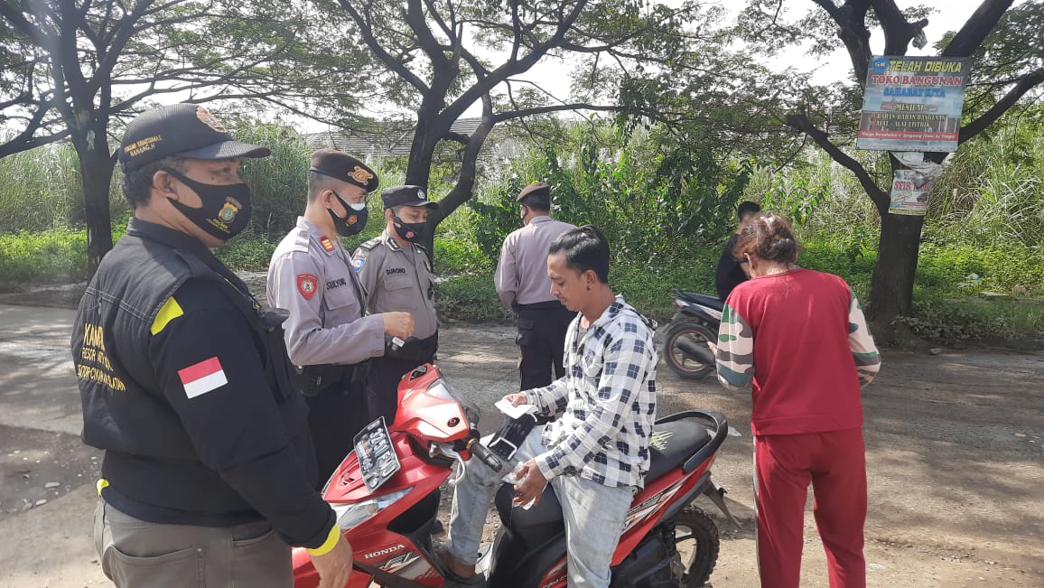Imbauan patuh pakai masker oleh anggota Polsek Cikarang Selatan. (Foto: PMJ News). 