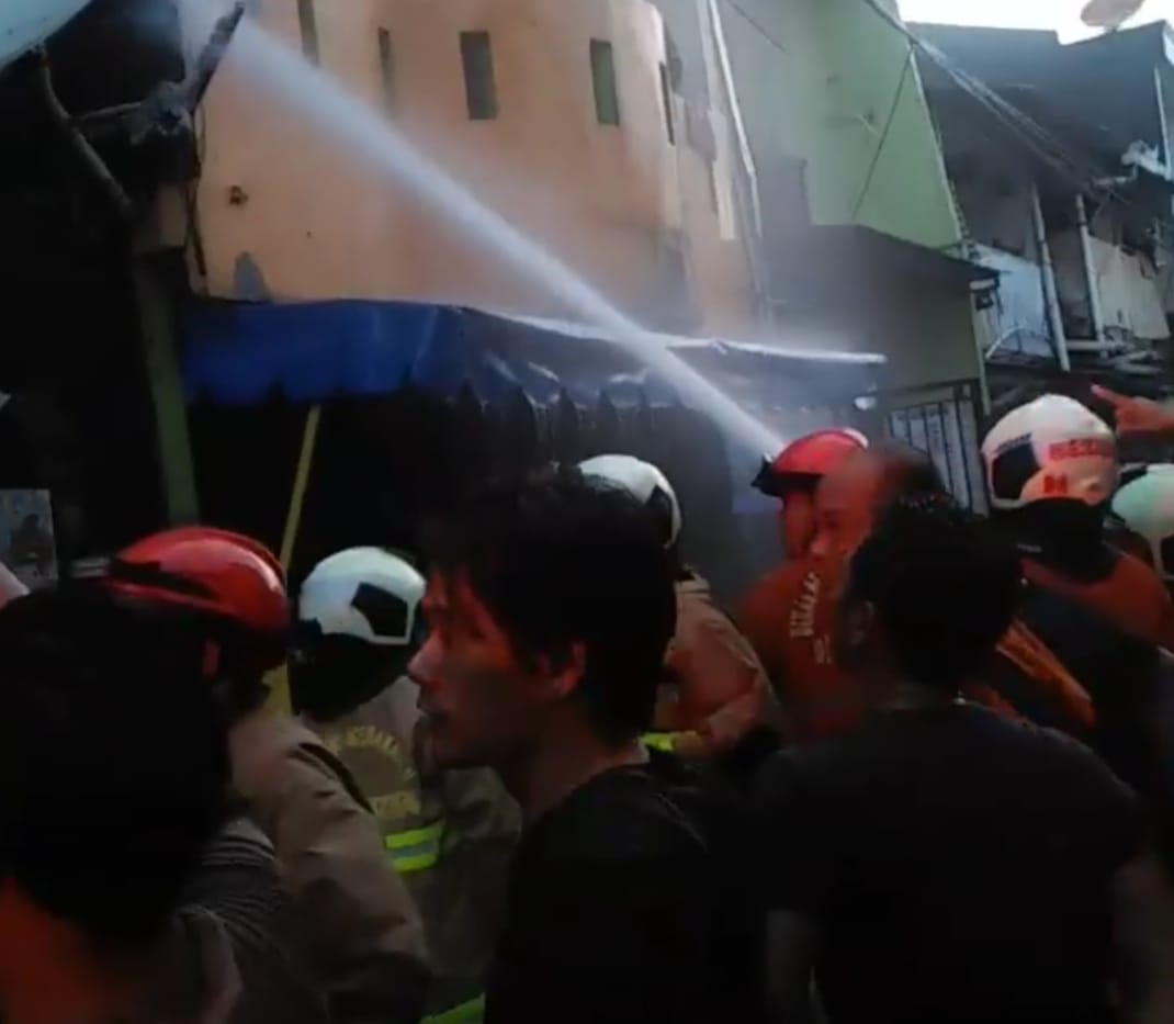 Kebakaran di komplek perumahan dekat Masjid Habib Kwitang, Senen, Jakarta Pusat. (Foto: Instagram Damkar Jakpua.). 