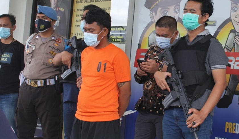 Tersangka pelaku pembunuhan pasutri di Serpong diamankan Polres Tanggerang Selatan. (Foto: PMJ News).