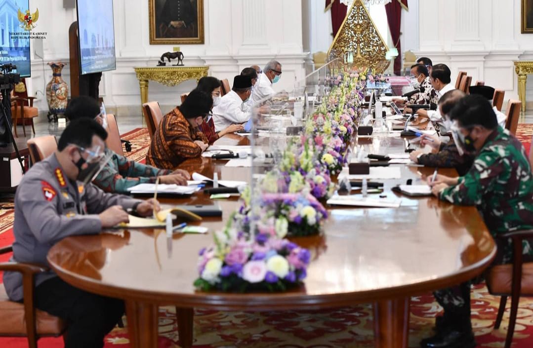 Presiden Jokowi menggelar rapat terbatas bersama Kementerian yang membahas soal PON di Papua. (Foto: Instagram Setkretariat Kabinet). 