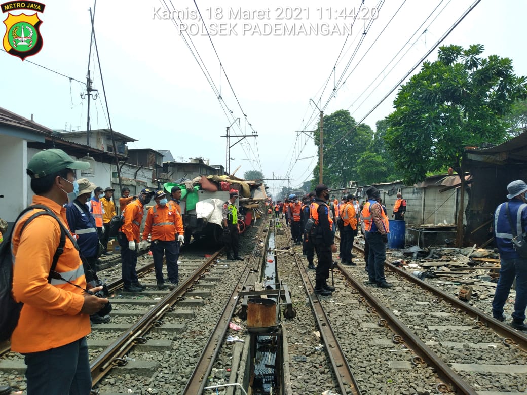 Personel gabungan melakukan pengamanan penertiban bangunan liar atau pemanfaatan lahan tidak berizin di sepanjang jalur rel kereta api. (Foto: PMJ News). 