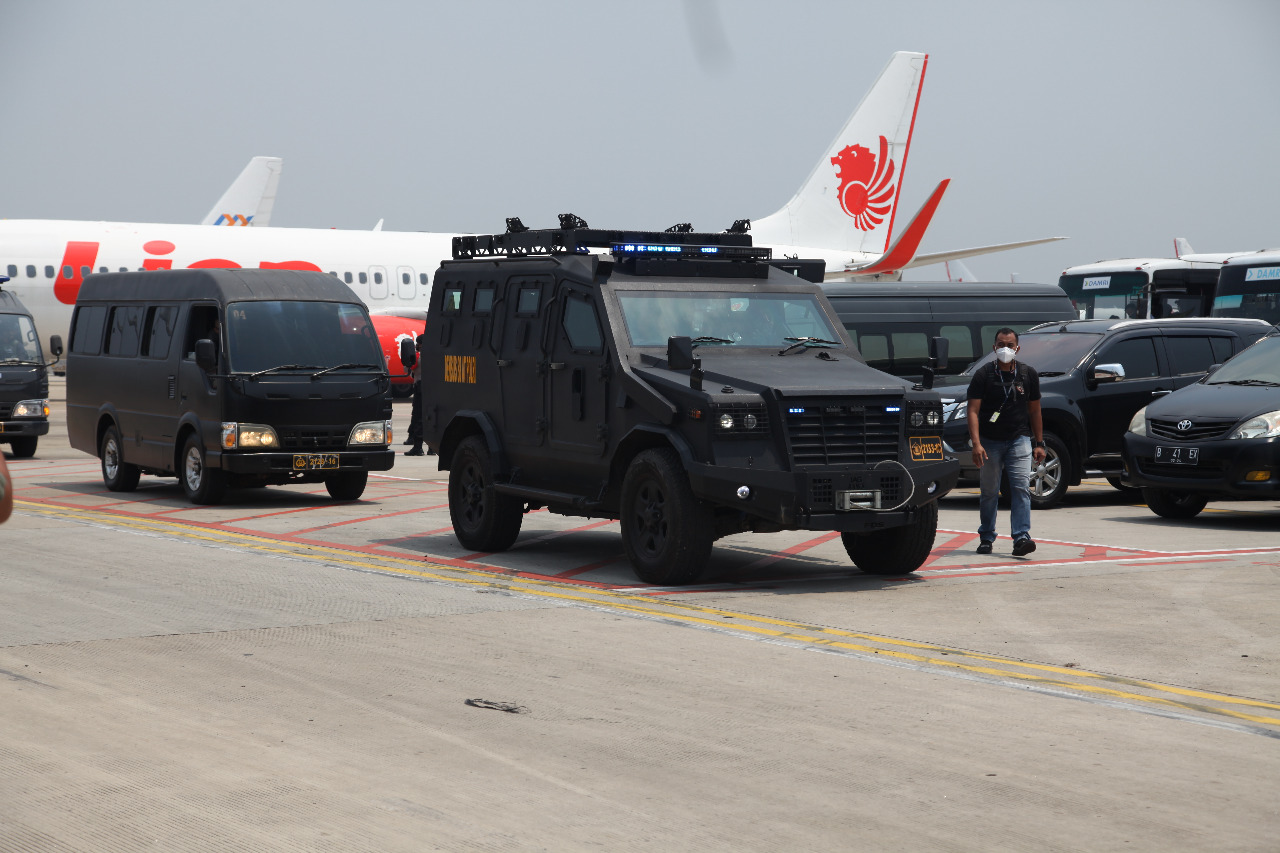Mobil yang membawa 22 Terduga teroris ke Rutan Cikeas. (Foto: PMJ News). 