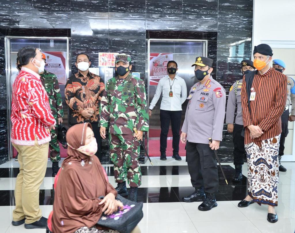 Panglima TNI bersama Kapolri memimpin serbuan vaksinasi bagi prajurit TNI, anggota Polri serta masyarakat yang berusia lanjut di kota Semarang.
