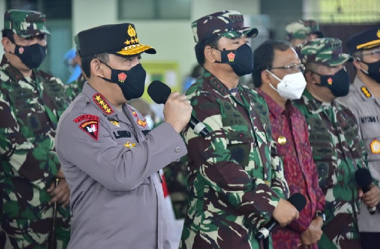 Kapolri Jenderal Listyo Sigit Prabowo bersama Panglima TNI Marsekal Hadi Tjahjanto meninjau pelaksanaan vaksinasi anggota TNI-Polri di Bali. (Foto: PMJ News).