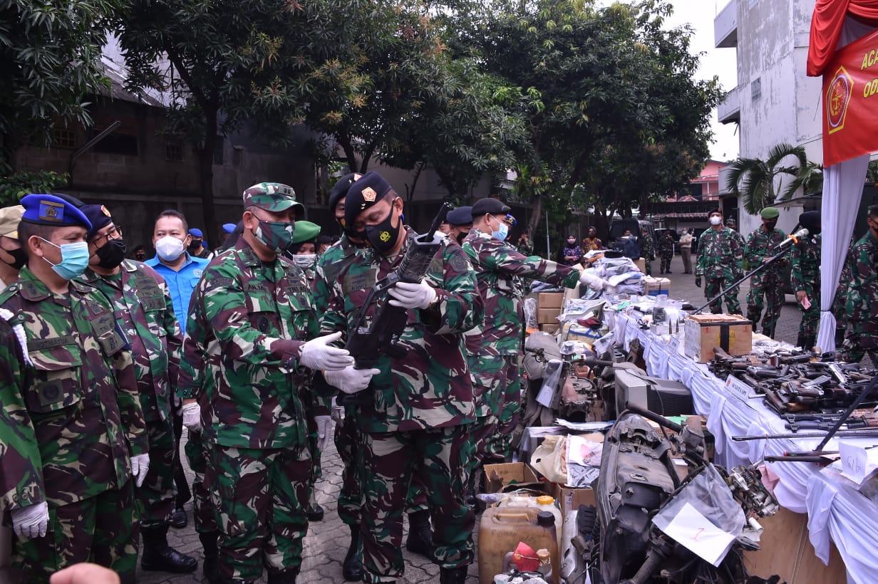 Pemusnahan barang bukti perkara tindak pidana militer di halaman kantor Oditur Militer II-07 Jakarta, Jl. Dr. Soemarmo Pulogebang, Jaktim. (Foto: PMJ News/ TNI).  