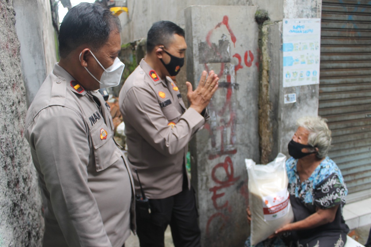 Jajaran Polres Metro Jakarta Barat membantu warga yang terdampak Covid-19. (Foto: PMJ News). 