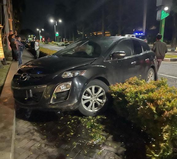 Kecelakaan lalin antara Mazda CX-7 dengan Mercedes-Benz (Mercy), di dekat hotel Fairmont, Senayan, Jakarta Pusat. (Foto: Instagram tmcpoldametro)