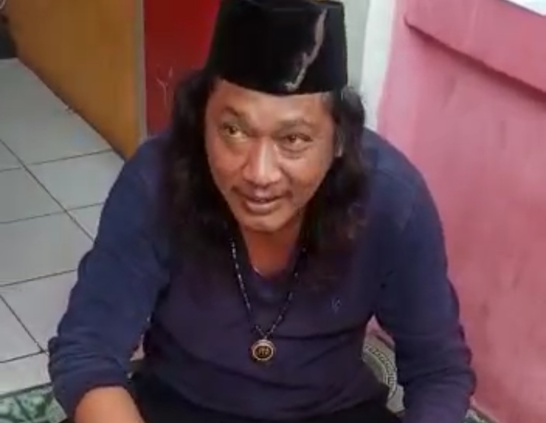 Pria mengaku ustadz yang gandakan uang ditangkap. (Foto ; PMJ/Screen Shot Video Viral). 