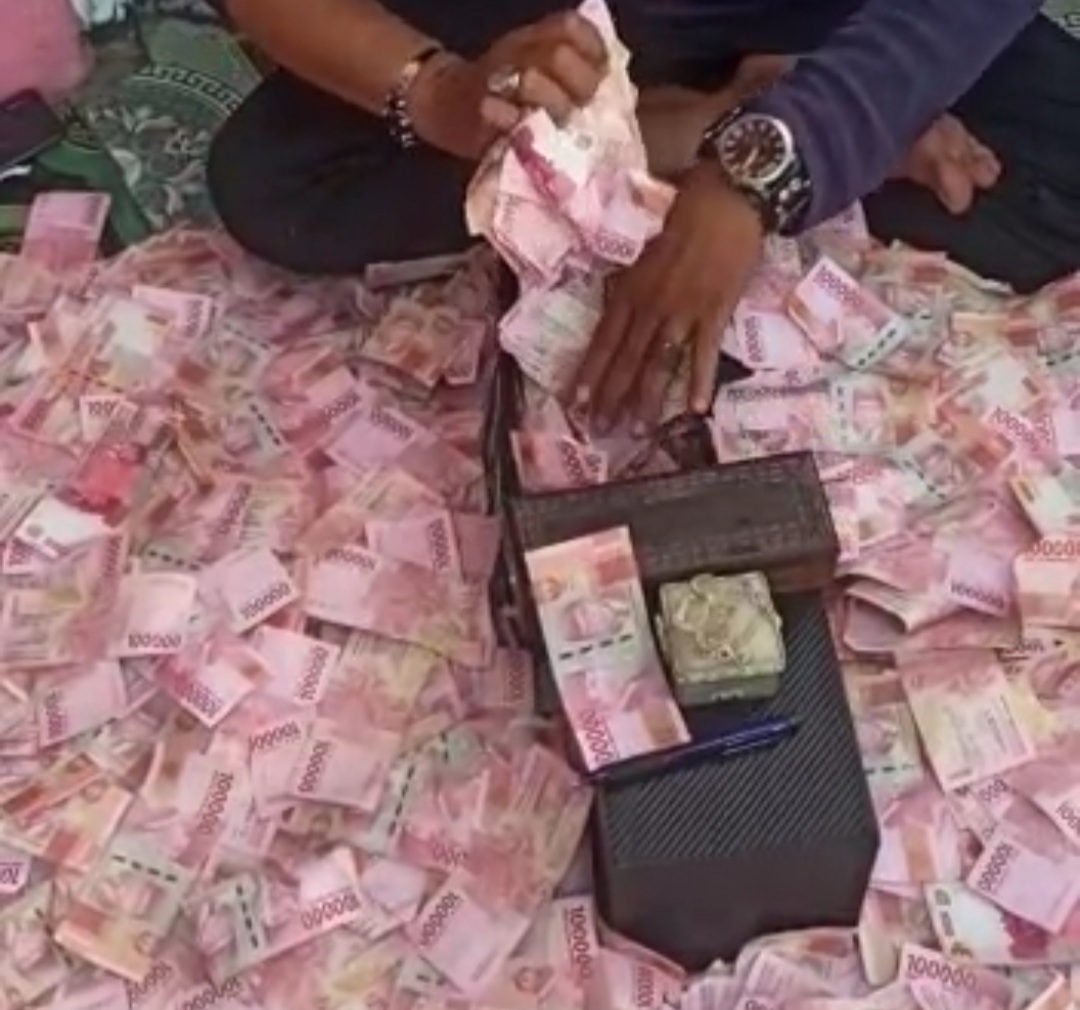 Uang yang digandakan si ustadz. (Foto ; PMJ/Screen Shot Video). 
