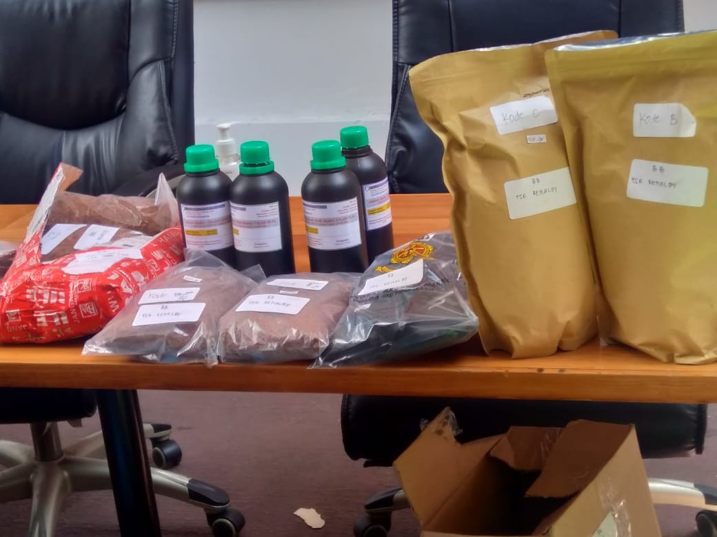 Sejumlah barang bukti diamankan dari rumah industri tembakau gorilla. (Foto:PMJ News/Yeni)