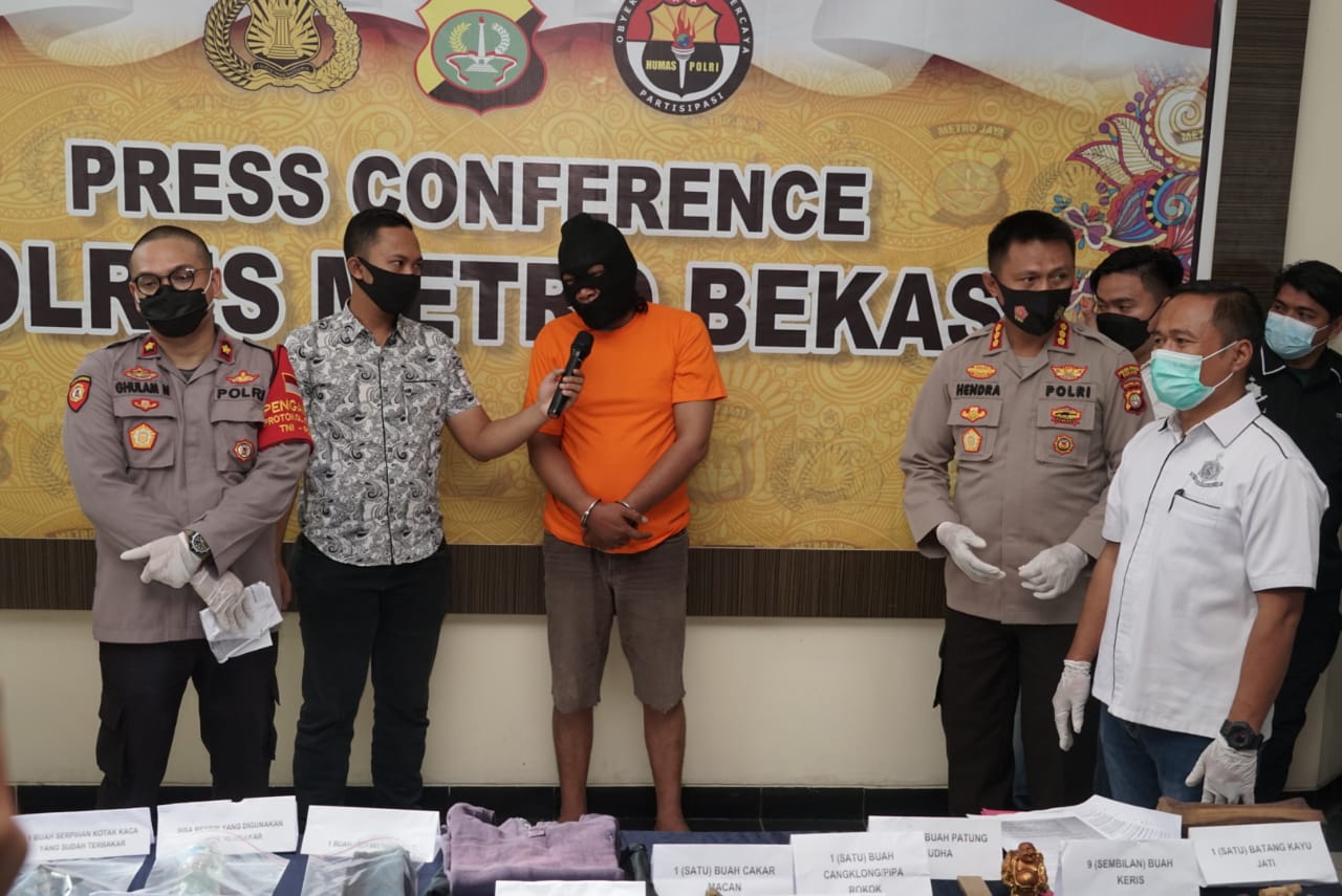 Keterangan  Kapolres Metro Bekasi soal kasus penipuan yang dilakukan Ustad yang mampu menggandakan uang. (Foto: PMJ News). 