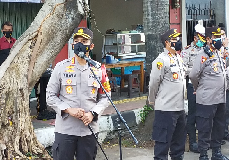 Kapolrestro Jakarta Timur memimpin apel pasukan pengamanan sidang Habib Rizieq Shibab. (Foto: PMJ News).