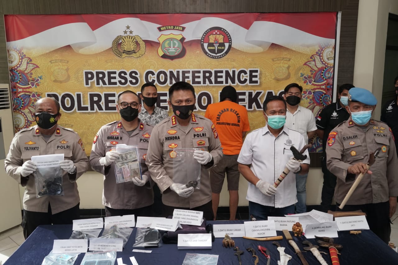 Sejumlah barang bukti penipuan diamankan Polres Metro Bekasi. (Foto: PMJ News)